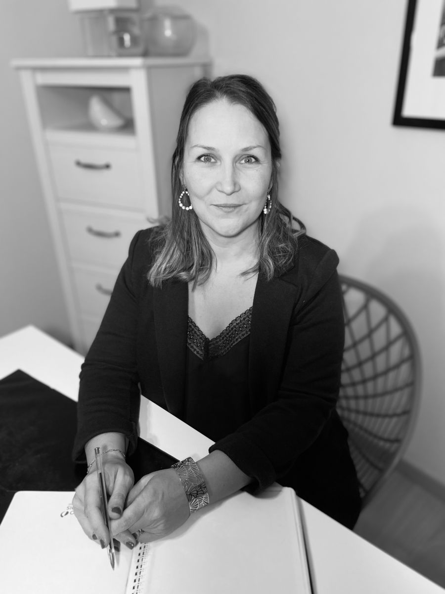 Caroline Stando, avocate au Barreau de Nancy, dans son cabinet